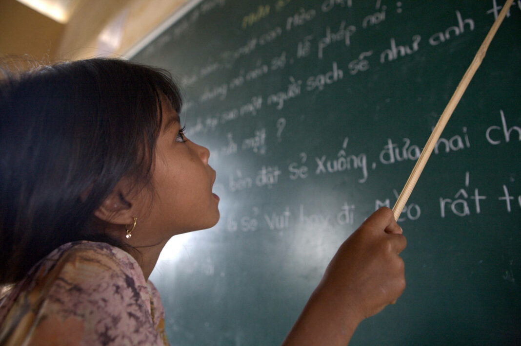 A student of Khmer descent learns Kinh language